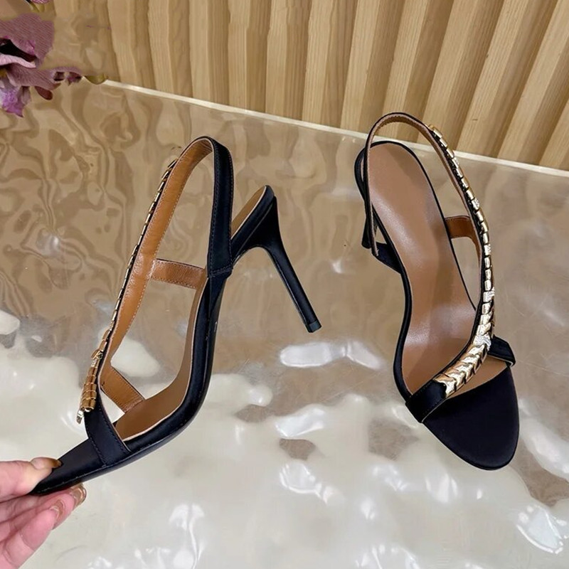 صنادل نسائية فاخرة مرصعة بالأح - مراجعة Wedding Shop وسعره